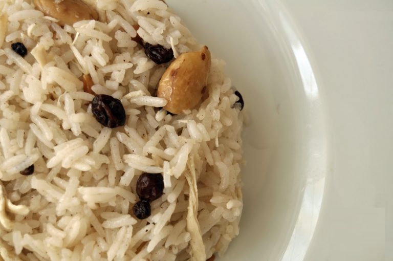 Bademli ve Üzümlü Pilav Tarifi