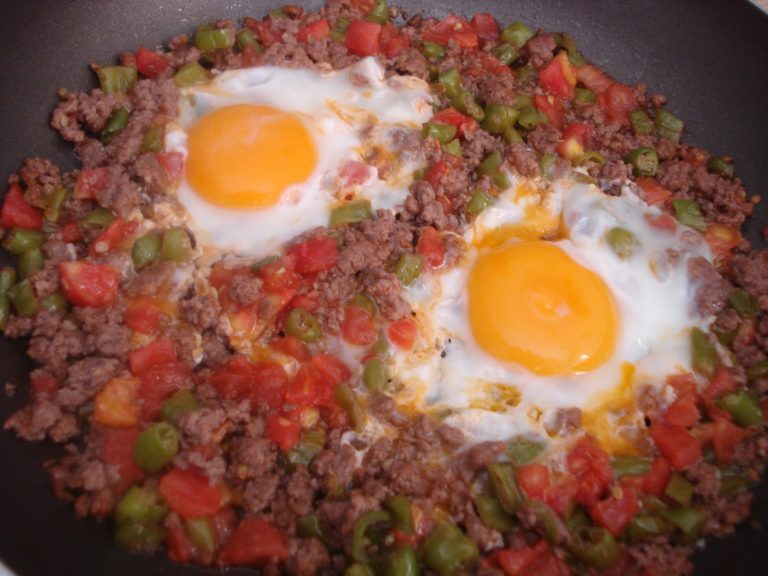 Güveçte Kıymalı Yumurta