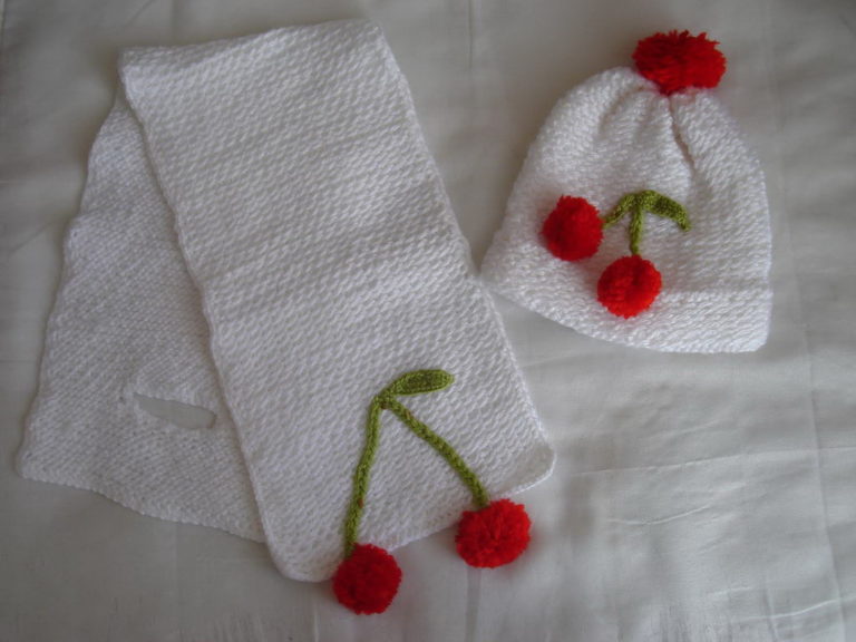 Kedili Şapka ve Kirazlı Atkı-Şapka Örneği