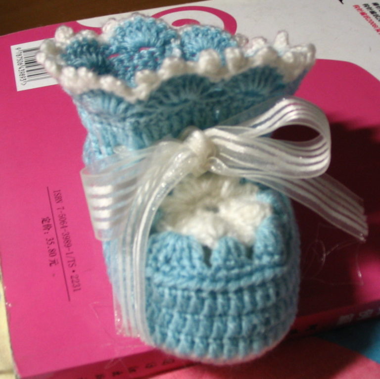 Açıklamalı Tığ İşi Patik