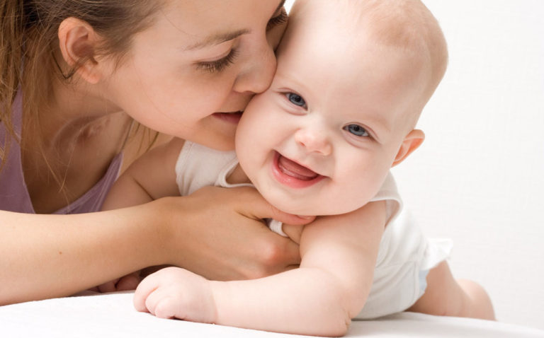 Bebeklere Sarılmak ve Öpmenin Önemi