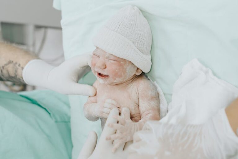 Yenidoğan Bebeğin Doğal Kremi Verniks Kazeoza Nedir?