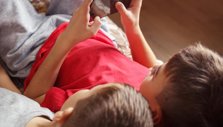 Çocukları Cep Telefonunuzla Oynatmayın