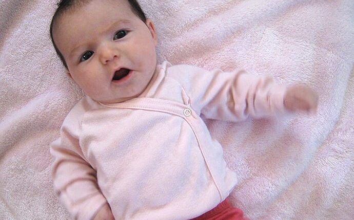 Bir Yaşına Kadar Ay Ay Bebeğim Neler Yapabilir? 1 2 aylik bebek