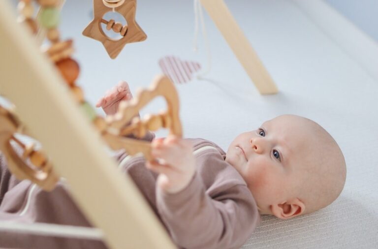 Bir Yaşına Kadar Ay Ay Bebeğim Neler Yapabilir?