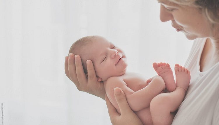 Bebekler Ne Zaman Gülmeye Başlar? 2 gulumseyen minik bebek
