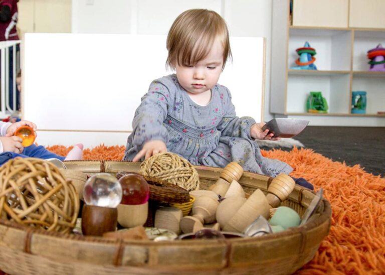 Bebeğinizin duyularını harekete geçirmek için bir oyun sepeti yapın