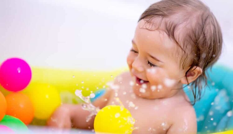 Çocuğunuz için banyo zamanını eğlenceli hale getirebilirsiniz! 2 banyo yapan cocuk