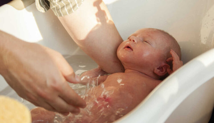 Yenidoğan Bebeğe Nasıl Banyo Yaptırılır? 1 Bebekleri her gün yıkamak doğru mu?