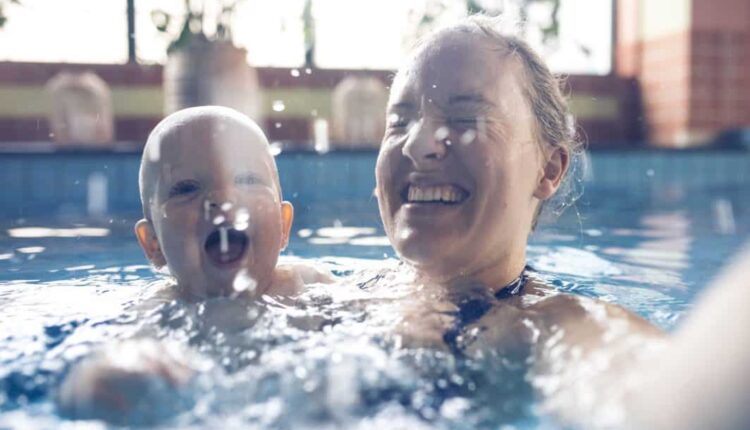 Bebekler Ne Zaman Yüzmeye Başlamalı? 1 bebek anne yuzme