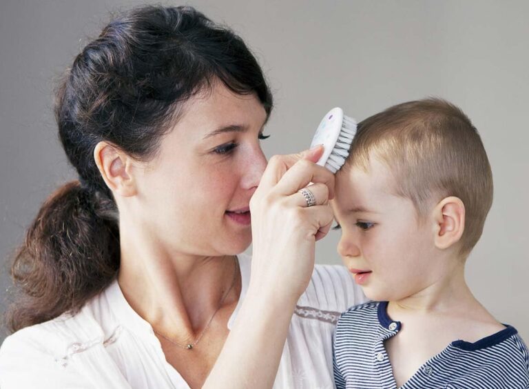 Yeni yürümeye başlayan çocuk saç dökülmesi