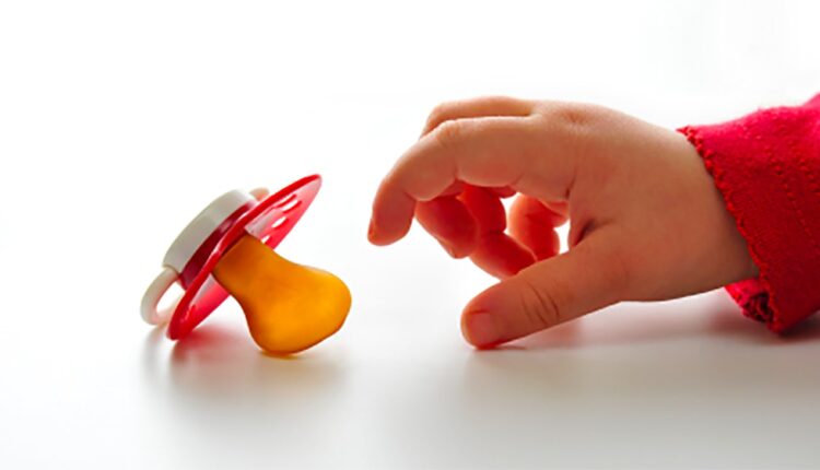 Emziği Bırakmak: Nasıl ve Ne Zaman Yapmalı? 2 Bebekler yalancı emziği ne zaman bırakmalı?