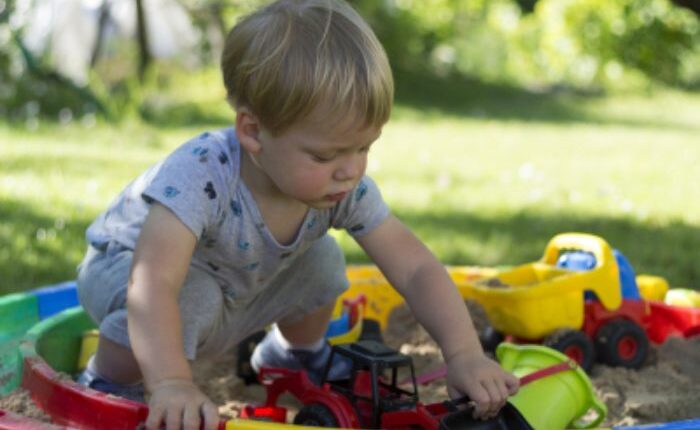 Çocuğunuzun kum ile oynamasının faydaları 2 Kum oyununun okul öncesi çocuğunuzun gelişimine yardımcı olabileceği bazı yollar nelerdir ?