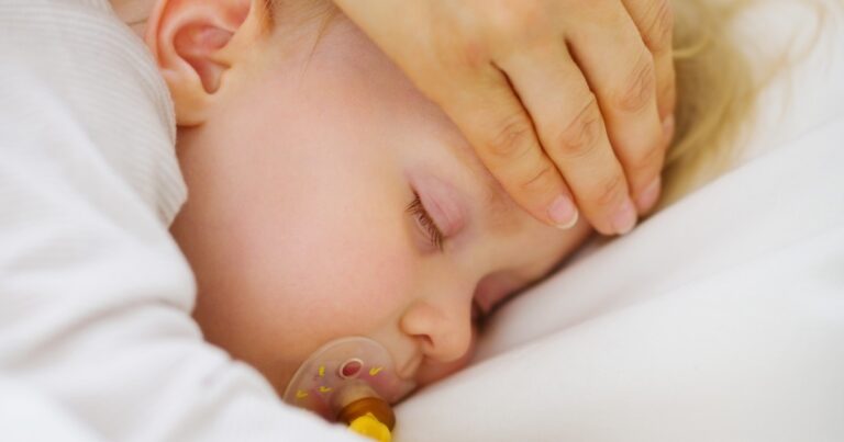 İlaç kullanmadan bebeğinizin ateşini düşürmenin hızlı yolları