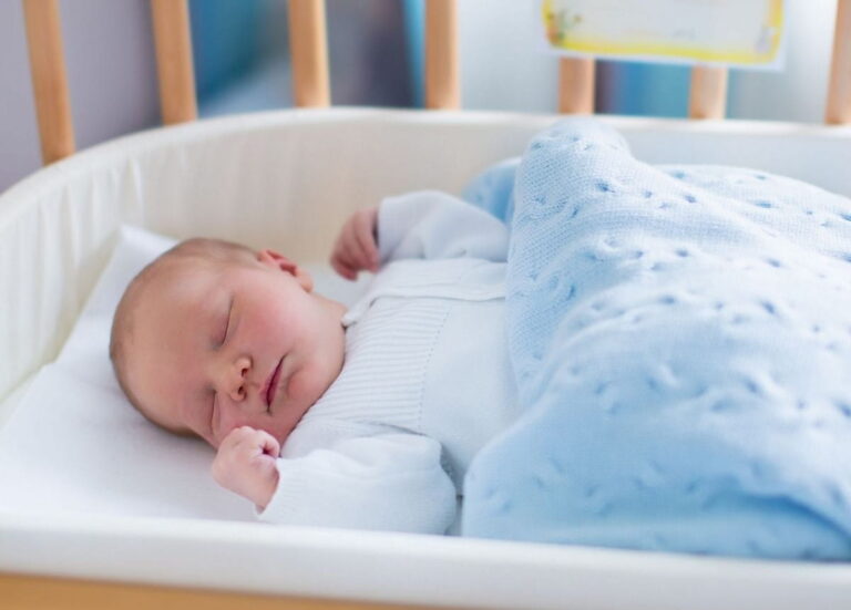 Yenidoğan bebekler günde kaç saat uyur?