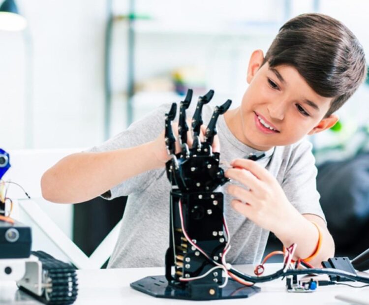 Daha akıllı ve mutlu çocuklar yetiştirmek için ipuçları 1 Sosyal Becerileri Teşvik Edin