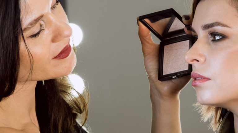 Etkileyici Bakışlardan Işıltılı Cilde: Makyajın Yükselen İkilisi