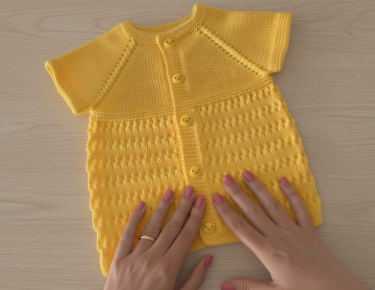 Yakadan Başlama Sarı Bebek Yeleği