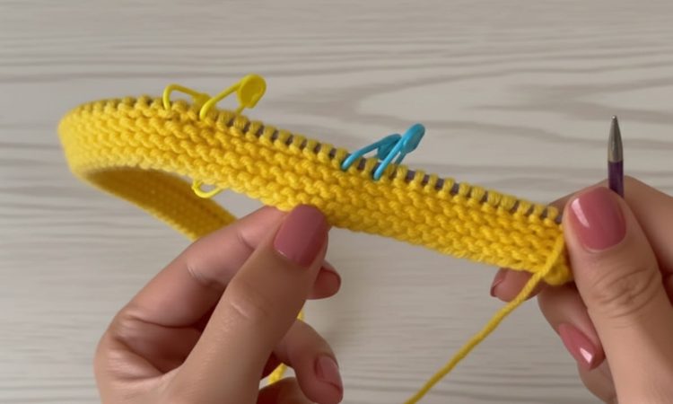 Yakadan Başlama Sarı Bebek Yeleği